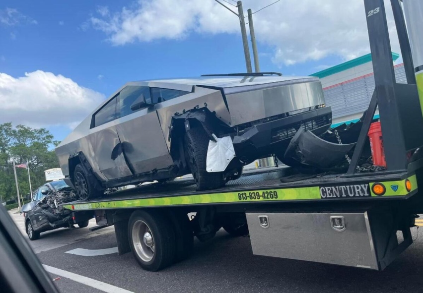 日产轩逸与特斯拉Cybertruck相撞！画面惨不忍睹，轩逸原地报废