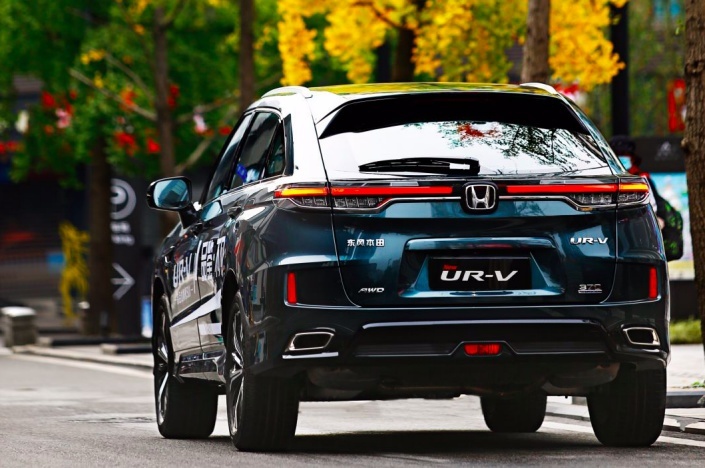 这款中型SUV，搭载1.5T+CVT动力组合，油耗7.2L