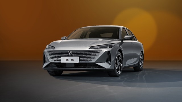 方舟架构 轴距2765mm 搭1.5T发动机，长安全新轿车逸达亮相