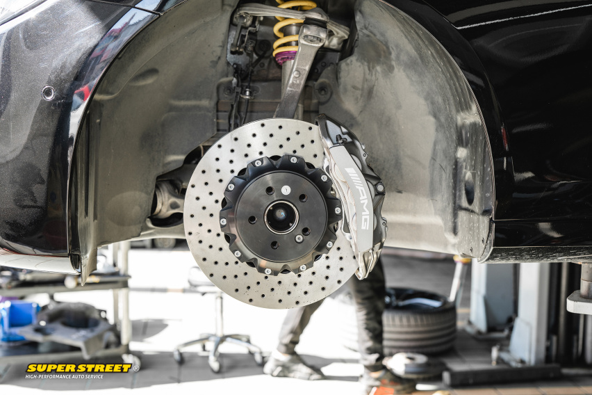 奔驰E级更换Brembo HP2000刹车片CZV打孔刹车盘