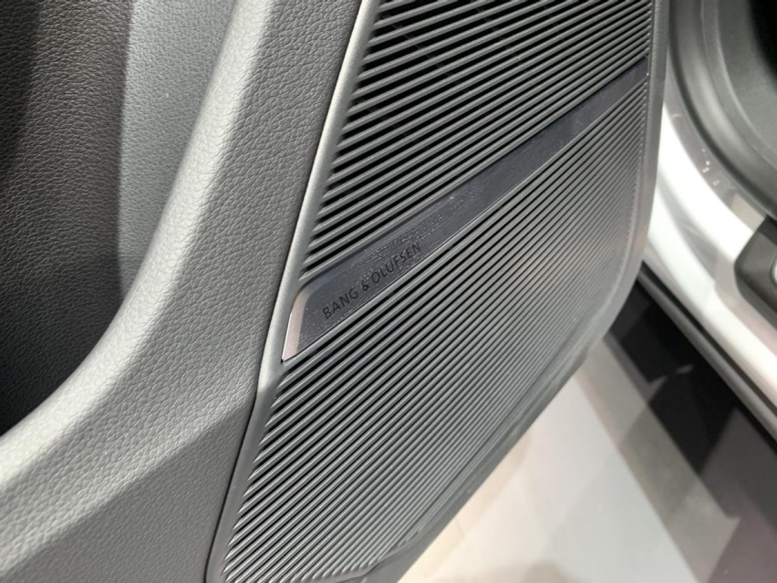 3.8s破百的奥迪RS Q8，搭载4.0T+48V，它的整体表现又会如