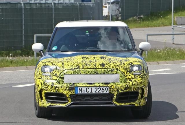 在纽伯格林，我们逮到了新款MINI Countryman