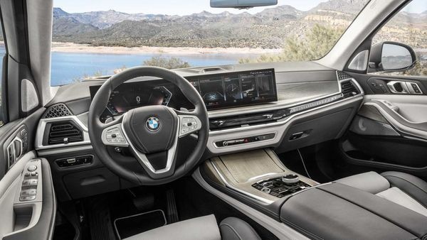 48V轻油电上身，宝马旗舰豪华SUV X7小改款亮相