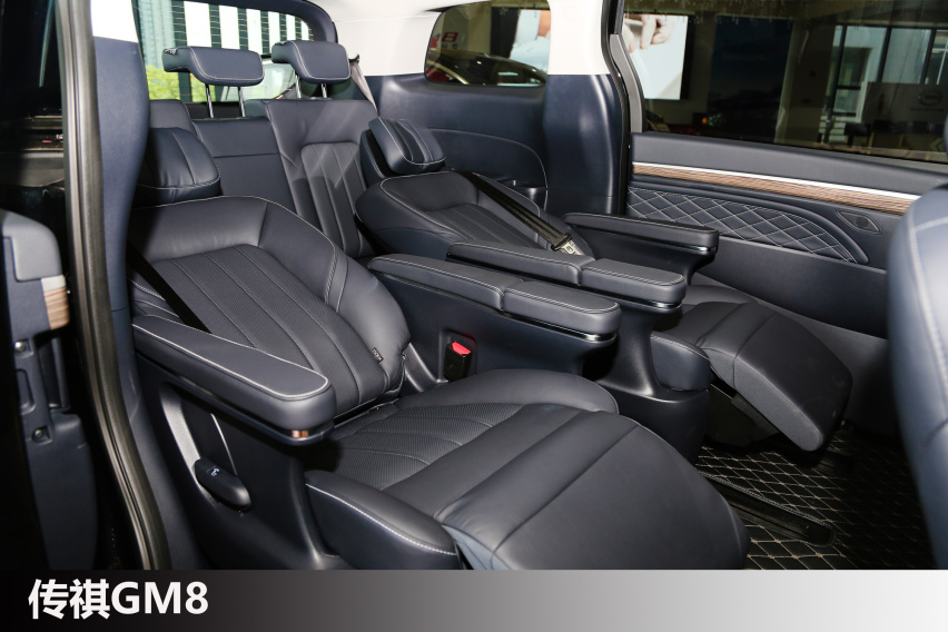 同是中大型MPV 价格相差8万元 这两款车怎么选？