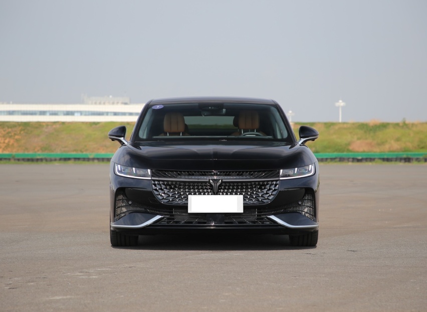 全新中大型插混家轿！标配36.9英寸贯穿屏，车长超5米续航1260Km