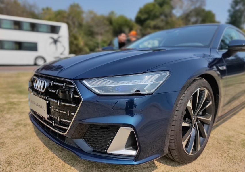 3.0T+空气悬挂，行政级轿车之巅！试驾上汽奥迪A7L
