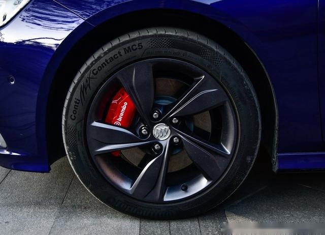 布雷博刹车、6.2破百堪称同级最强的君威GS为何火不起来?