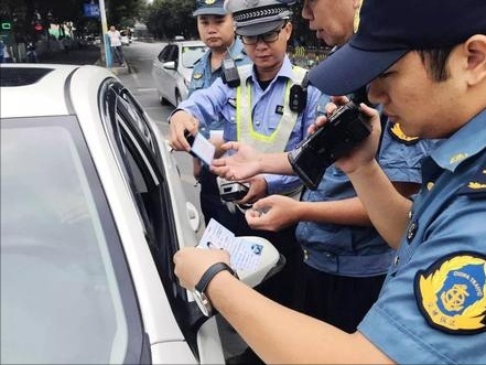 女孩们双手赞成，在网约车“内”安装摄像头，你认为有必要吗？