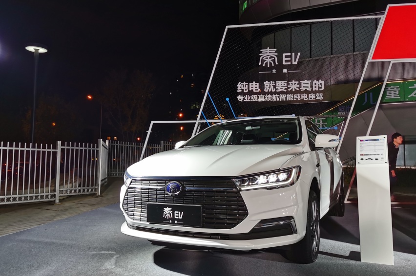 左右开弓“双拳出击”，比亚迪全新秦震撼上市