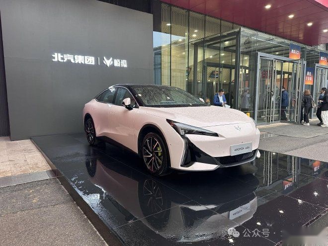 标配800V高压/百公里加速3.7秒，极狐阿尔法S5预售19.98万起
