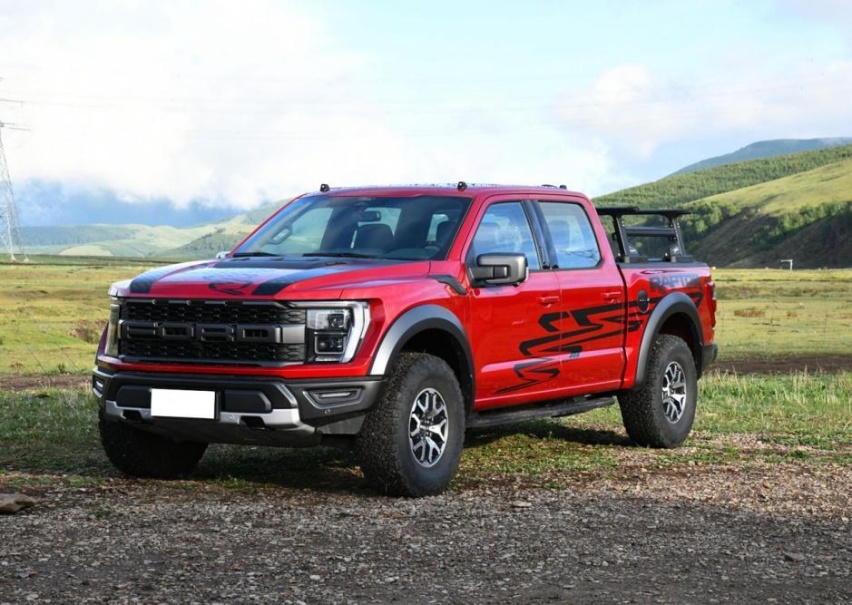 开着福特猛禽F-150，气势完胜奔驰大G和陆地巡洋舰，谁更大？