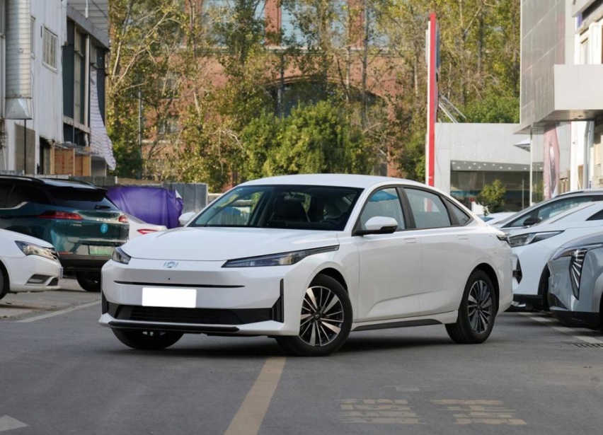 又一台挑战比亚迪秦PLUS DM-i的混动车，启源A05价格更低