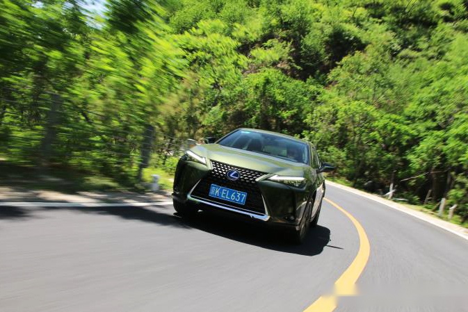 雷克萨斯ux夏日初体验绿荫山路上的移动行宫