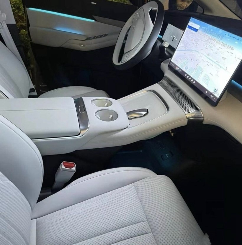 小鹏X9实车到店，标配后轮转向，配快充续航702km，预售38.8万起