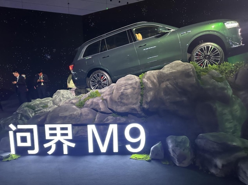 AITO问界M9，80%铝合金玄武车架，误踩油门紧急制动功能