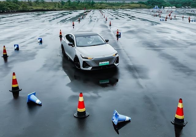 230km贴地飞行，十几万的UNI-V 智电iDD竟然比3.0T还猛？
