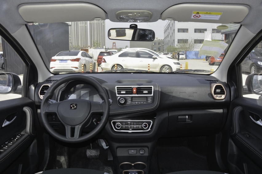 入门纯电动车之间的PK 思皓E10X对比宏光MINI EV