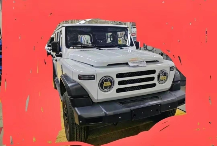 全新BJ212实车现身，方盒子+侧开尾门，配悬浮大屏搭2.0T+8AT