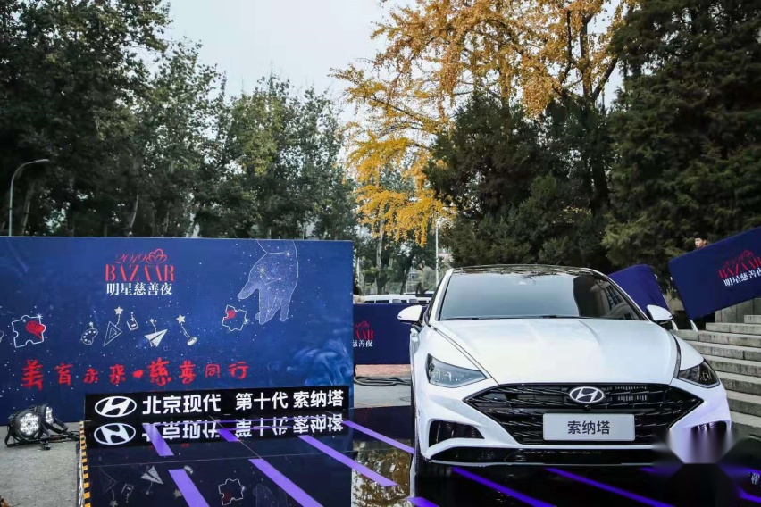 众星云集的芭莎明星慈善夜，他占据了人气偶像们合影C位