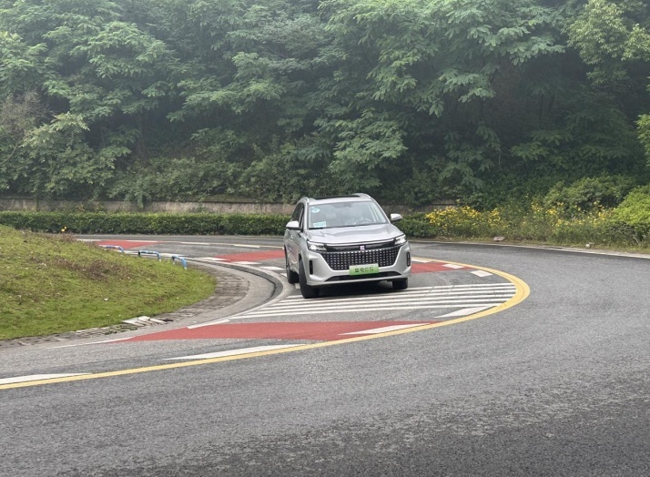 试驾蓝电E5 |车内空间做到极致 智能化务实 好开又省油