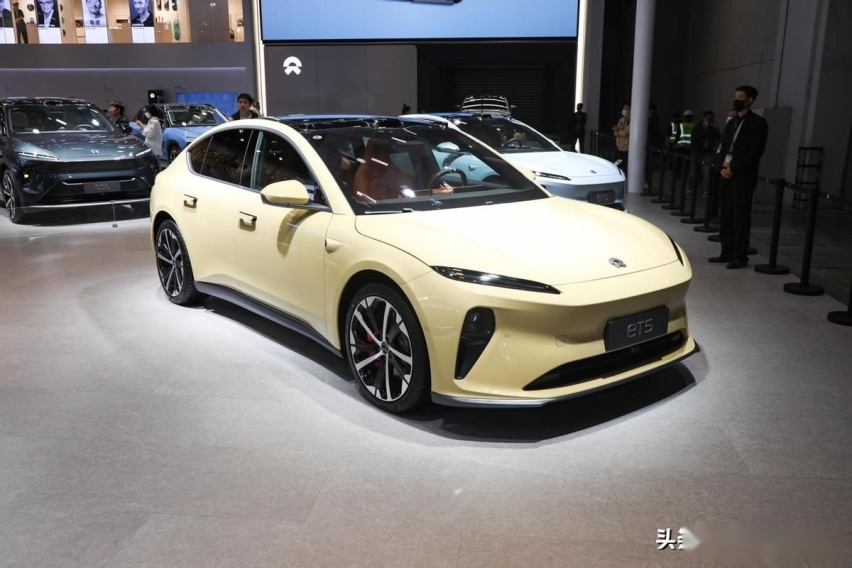 30万级豪华电车市场,岚图追光与蔚来ET5,谁更懂年轻人?