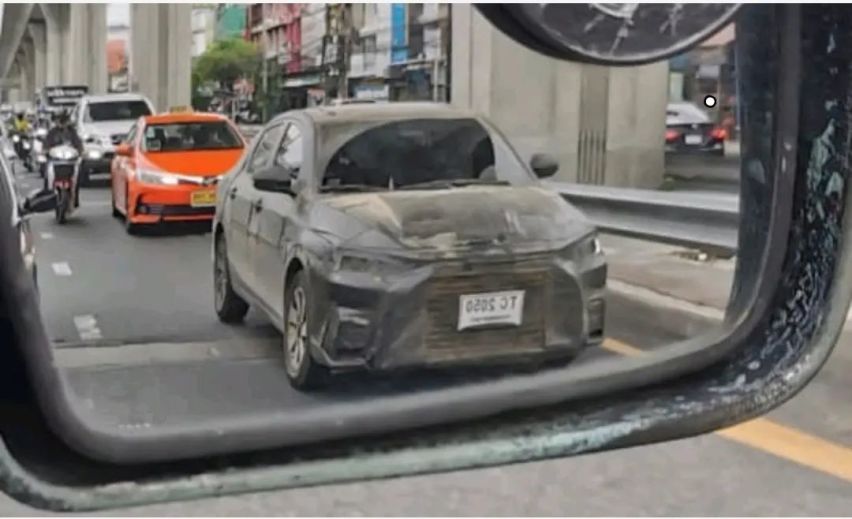 全新丰田雅力士三厢车路试谍照曝光，前脸风格和亚洲龙相同