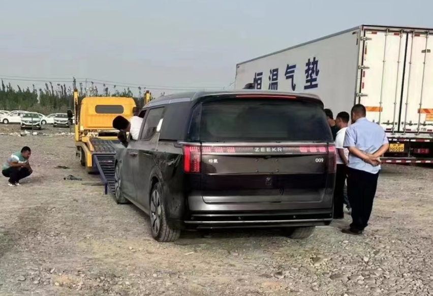 极氪009实车曝光，双色车身气场不输埃尔法，前脸劳斯莱斯既视感