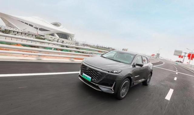20万预算选插混SUV，护卫舰07和UNI-K 智电iDD谁更值？