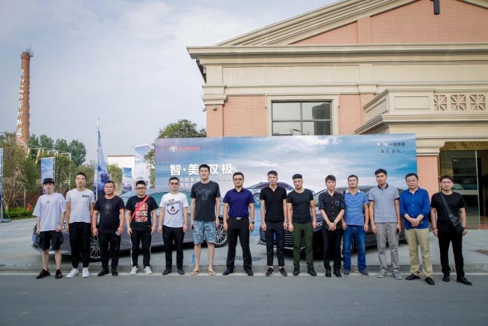 好饭不怕晚，亚洲龙首批车主交付，年轻化之势不可抵挡