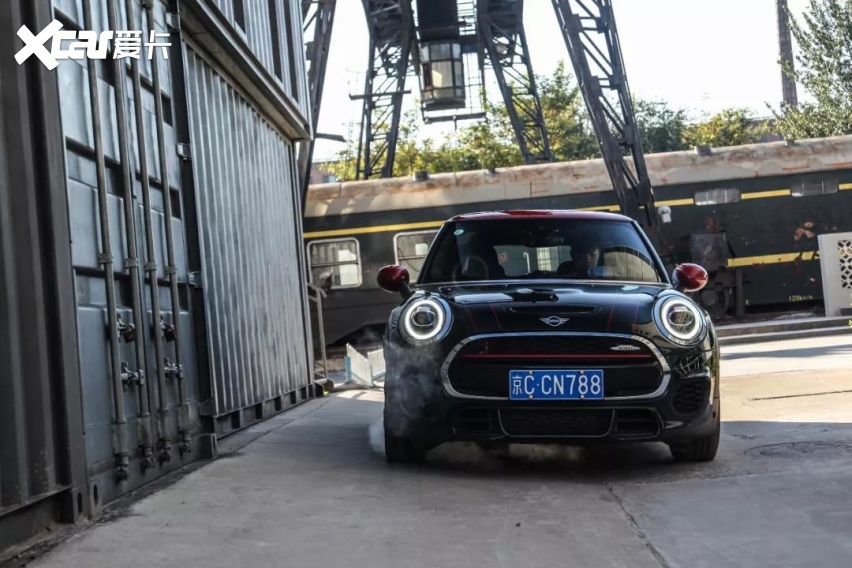 买回来第一步改排气换轮胎！直男试驾MINI JCW