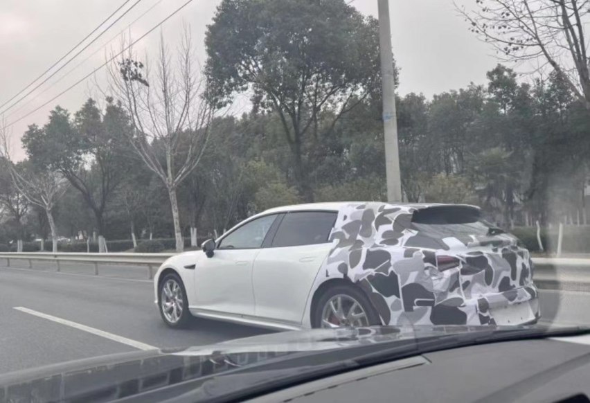 哪吒S也要出猎装版了，谍照已出，蔚来ET5T平替？