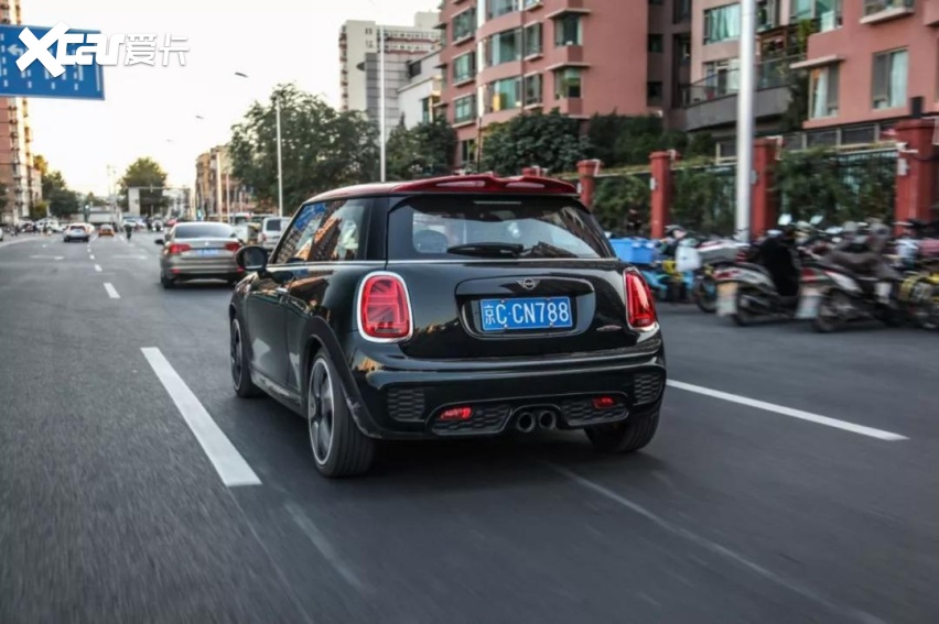 买回来第一步改排气换轮胎！直男试驾MINI JCW