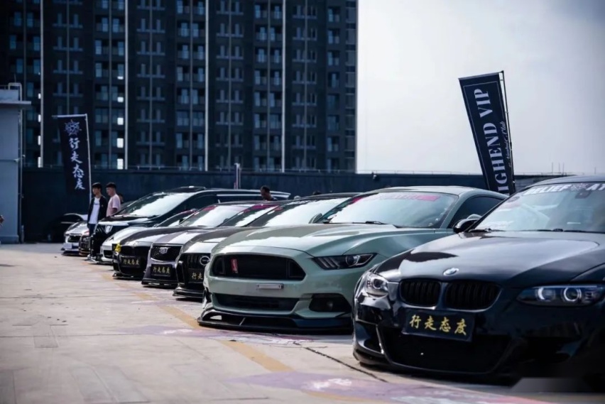 宽体姿态风的福特Mustang，倾角太大一天脱了4次胎？