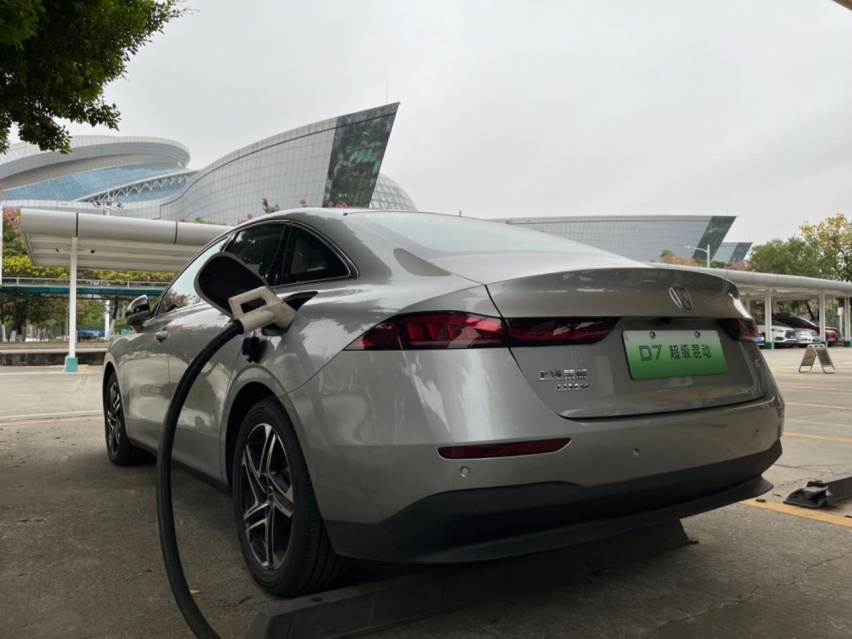 实测亏电油耗4.58L！ B级车荣威D7 DMH不仅性价比拉满 还特省