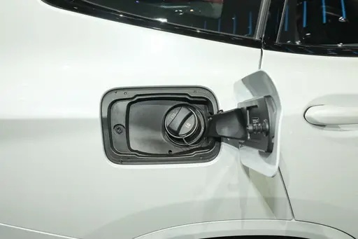 理想L9 2023款 Pro上市，定位大型SUV，对比宝马X3选谁？
