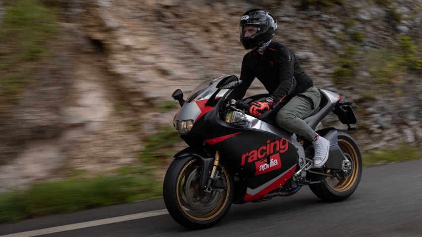 复古造型与现代引擎的结合，RSV4换上RS250造型