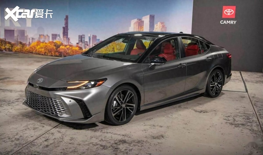 新一代凯美瑞依旧提供普通版和运动版两种外观,并且提供双色车身可选.