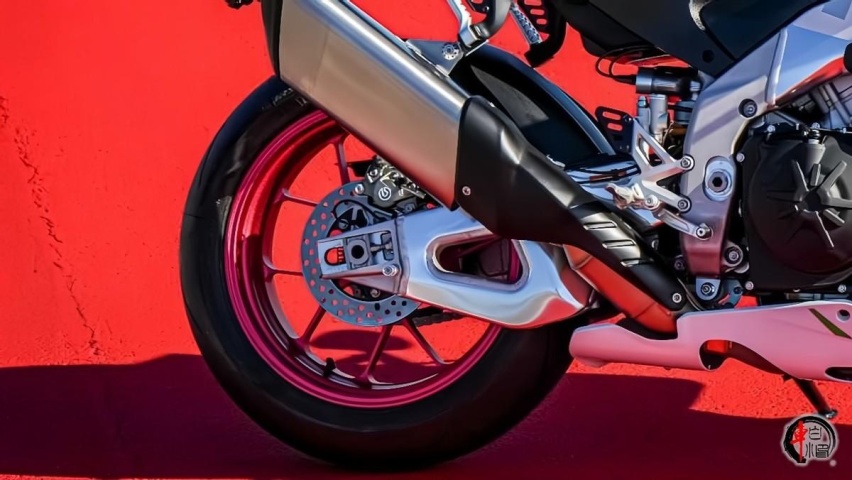新车|MotoGP白色涂装:2023阿普利亚 RSV4限定版