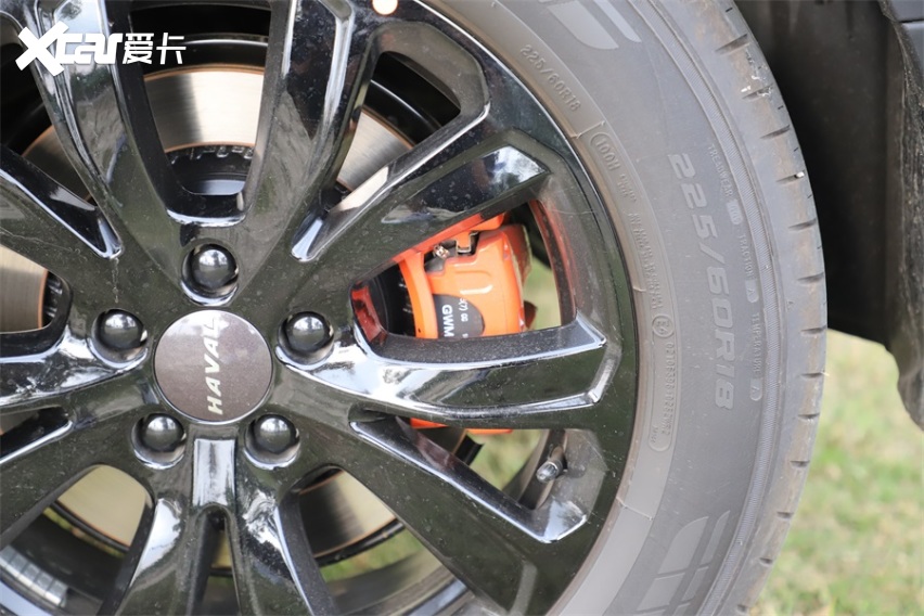 橙色元素勾画运动风帆，哈弗H4 PRO野外实拍