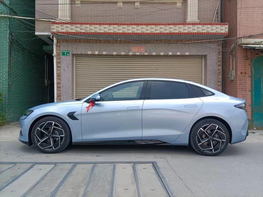 比亚迪海豹提车：等了3个多月，国产精装特斯拉值26万么？