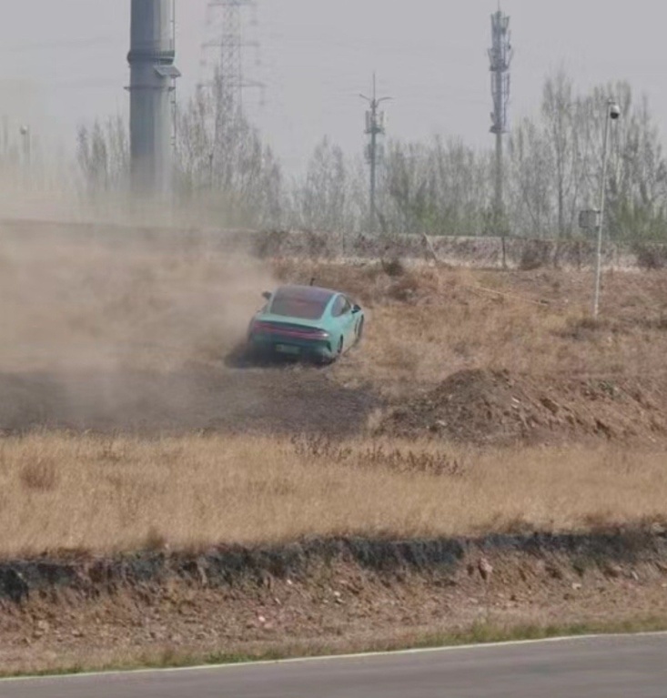 小米SU7一天两次冲出赛道，设计有问题？