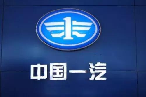 每日车闻：长沙凯迪拉克女车主坐引擎盖维权