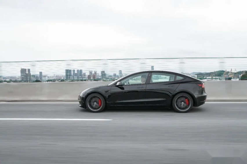 试驾特斯拉Model 3高性能版,比钢炮们滑溜的线性最让人欲罢不能