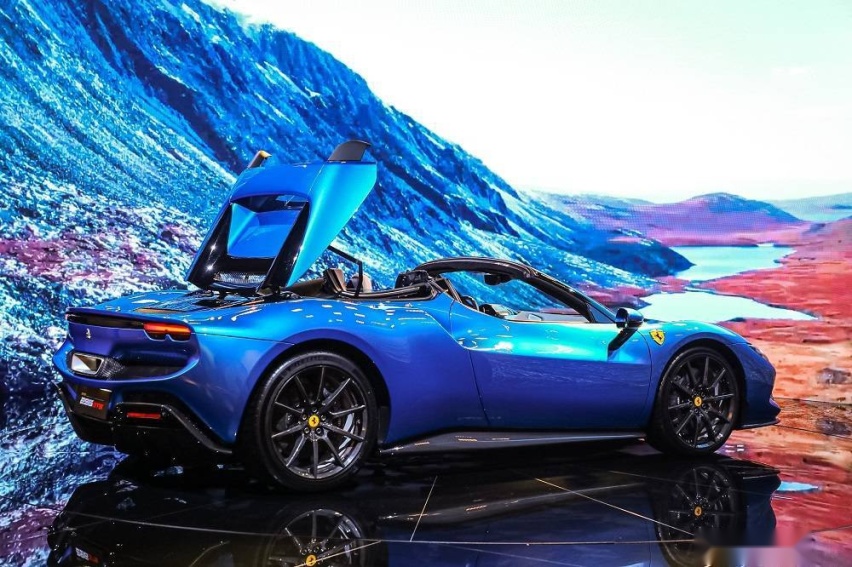 法拉利296 GTS，中后置发动机跃马Berlinetta敞篷跑车