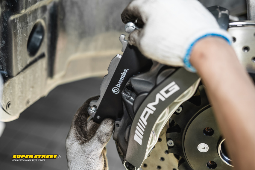 奔驰E级更换Brembo HP2000刹车片CZV打孔刹车盘