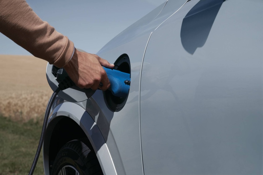 03_沃尔沃XC90全系搭载混合动力系统.jpg