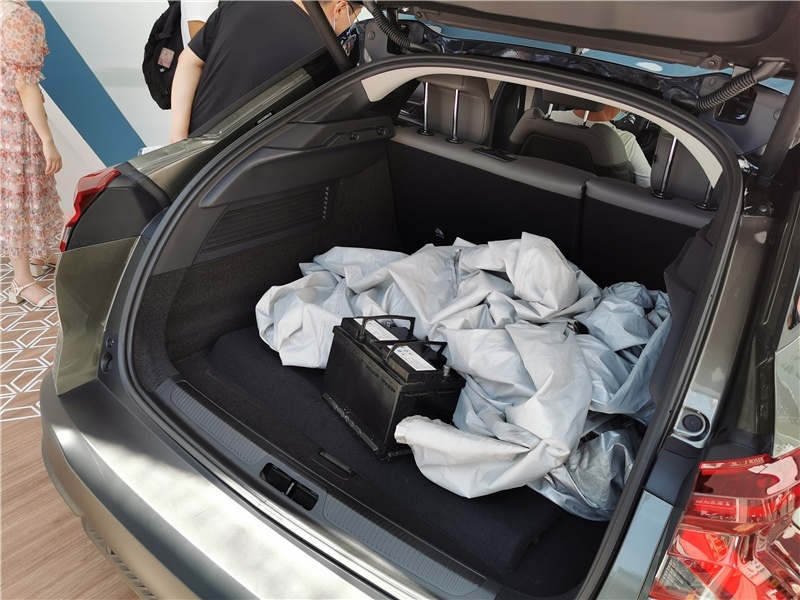 静态实拍凡尔赛C5 X，一种轿车+SUV+旅行车的新品类？