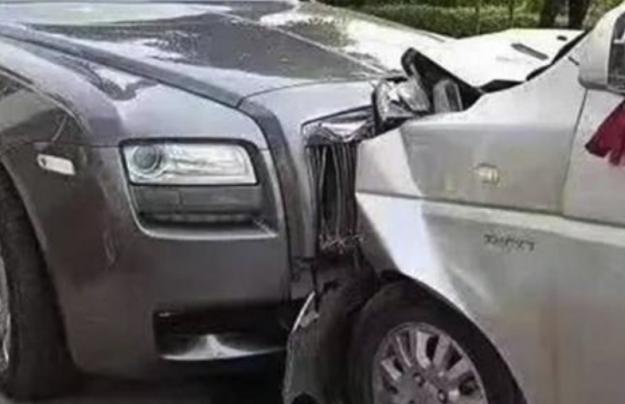 唯一不怕豪车的车型，劳斯莱斯都撞过，网友：不亏为神车