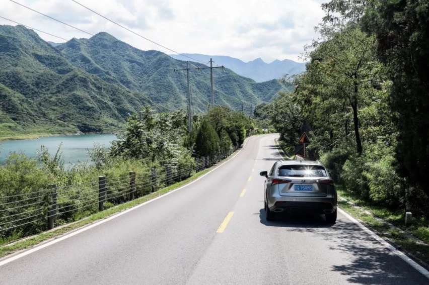 最美公路丨险与美共存，记雷克萨斯NX 300挂壁公路之行