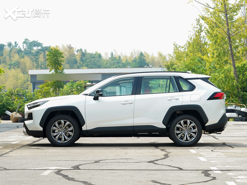 新款丰田RAV4荣放上市，起售价直降7000，还能0首付